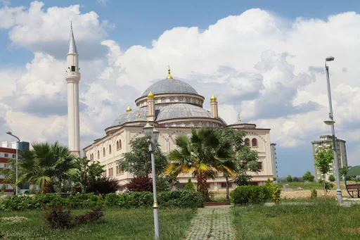 Adiyaman Universitesi Hisni Mansur Cami kapak fotoğrafı