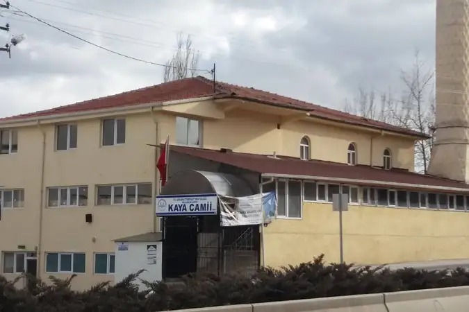 Mezarlık Üstü Kaya Cami kapak fotoğrafı