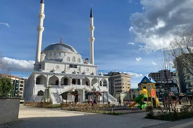 Hacı Makbule Yeter Cami kapak fotoğrafı