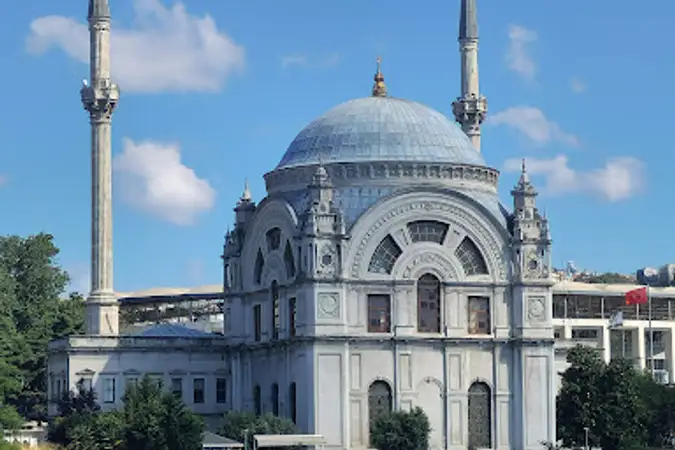 Dolmabahçe Bezmi Alem Valide Sultan Cami kapak fotoğrafı