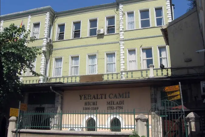 Yeraltı Cami kapak fotoğrafı
