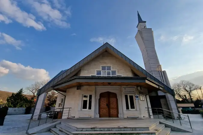 Hüseyin Şahin Cami kapak fotoğrafı