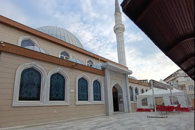 Güzelyalı Ömer Hekim Cami kapak fotoğrafı