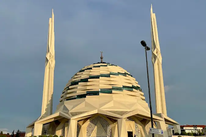 Marmara Üniversitesi İlahiyat Fakültesi Cami kapak fotoğrafı