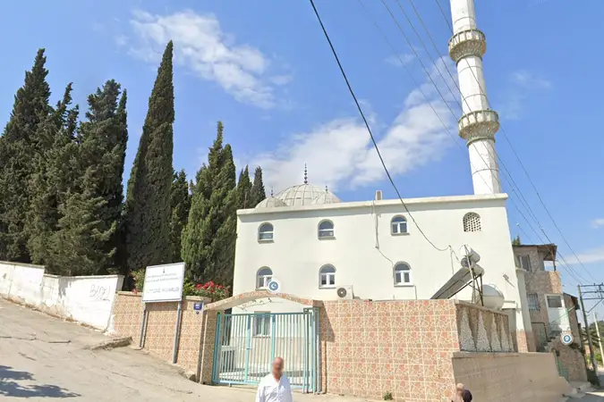 Mezarlık Cami kapak fotoğrafı