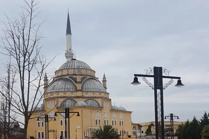 Kullar Merkez Cami kapak fotoğrafı